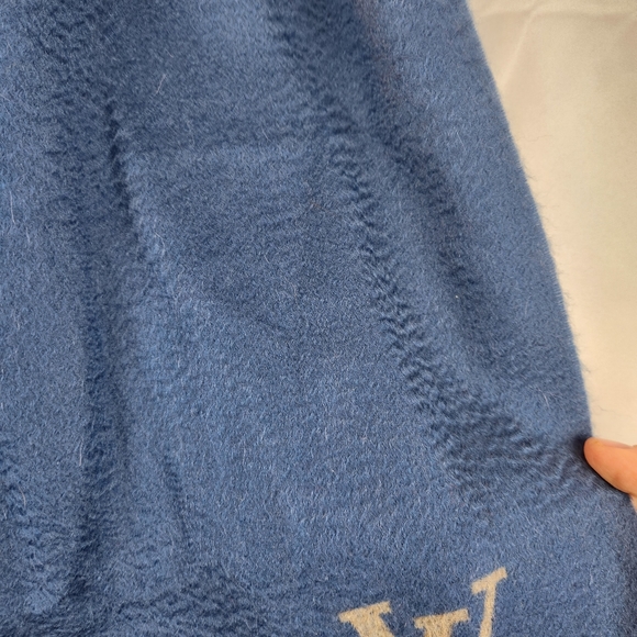 Louis Vuitton thick cashmere logo scarf in EUC - Picture 5 of 9